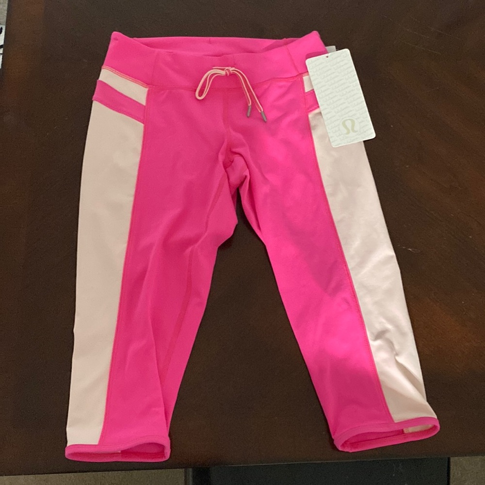 NWT LuluLemon Heating Up Pink and White Cropped Leggings Athleisure Designer Fun